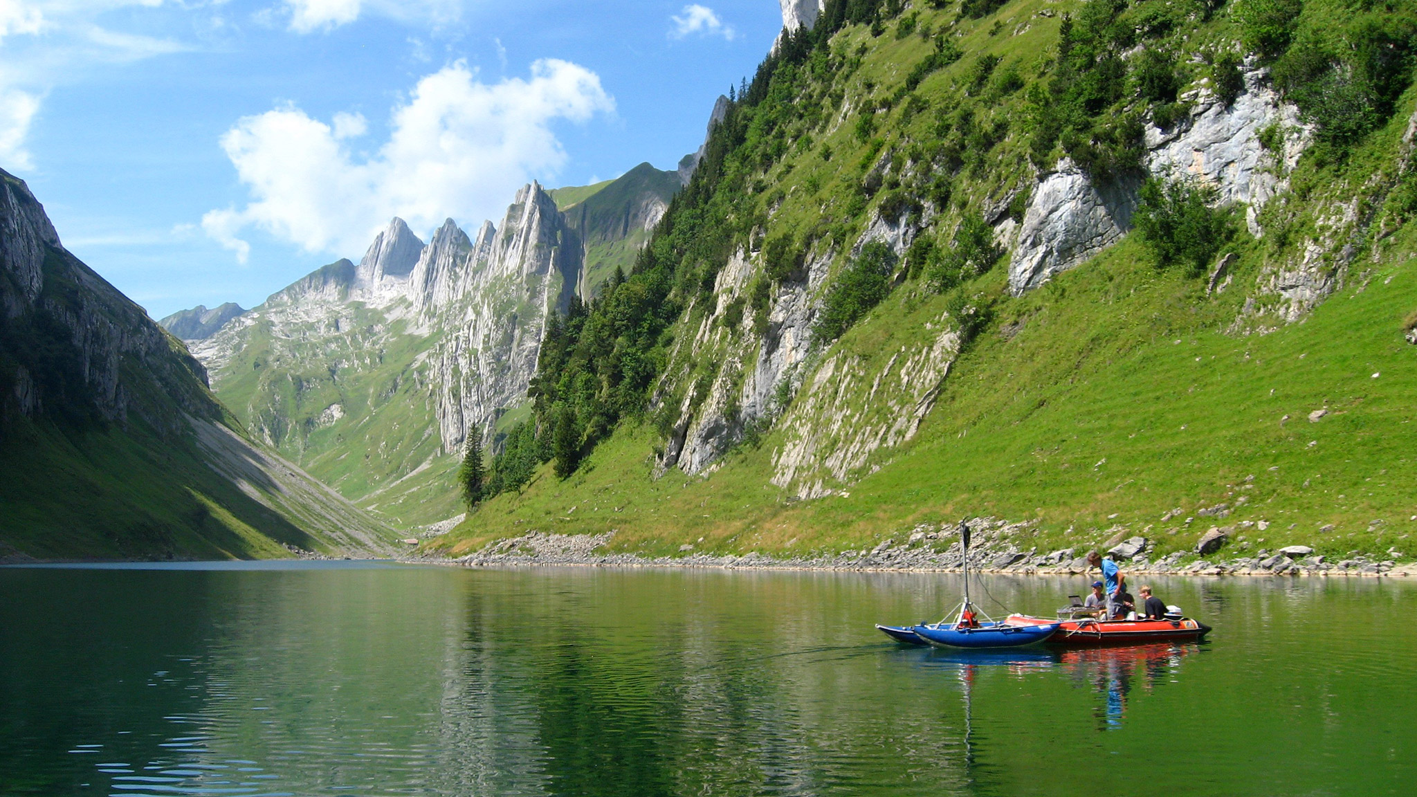 Seismic survey with Zodiac boat an Lake Fälen, Eastern Switzerland